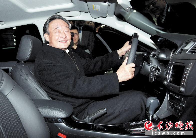 　　2010年1月30日，吴邦国同志在上海汽车集团股份有限公司技术中心察看新能源样车。　　新华社记者 姚大伟 摄