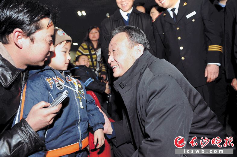 　　2008年2月3日，吴邦国同志在北京西站候车室与旅客交谈。　　新华社记者 李涛 摄