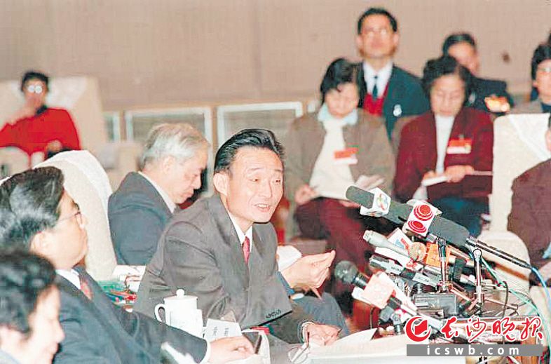 　　1994年3月，时任上海市委书记的吴邦国同志在全国两会上海代表团全团会议上。  　　新华社记者 刘建国 摄