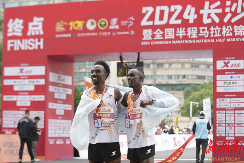 Tafese Delelegn Abebe (left) posed with the second runner after the race.