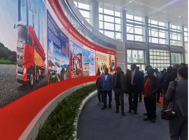 An African delegation visits the Sany Group to learn about Hunan's advanced manufacturing industry. (Photo/Peng Yahui)