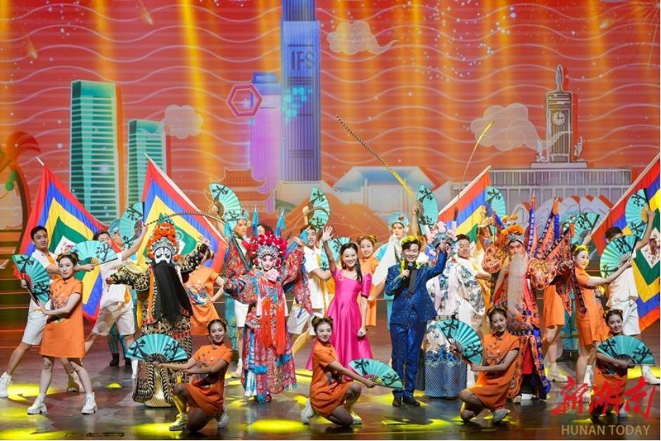 The photo, taken on October 28, shows performers staging a creative China-chic show.(Photo/Fu Cong and Long Wenyang, Hunan Daily)