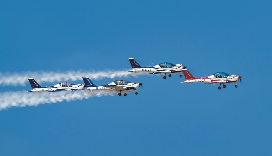 Aurora lightweight sports aircraft made by Starair Aircraft Co, perform during the 2023 Aero Asia show in Zhuhai, Guangdong province, in November. [Photo provided to CHINA DAILY]