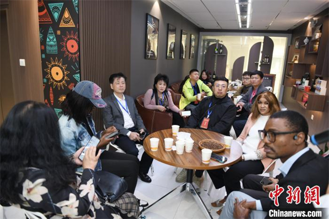 Overseas Chinese media representatives communicated with African youths at the China-Africa Youth Innovation and Entrepreneurship Base. (Photo/Yang Huafeng)