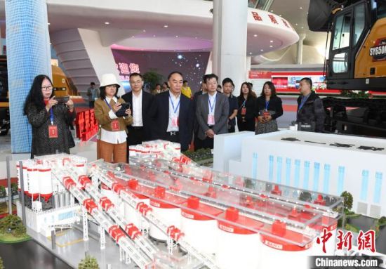 Representatives of the overseas Chinese media outlets visit the exhibition hall of SANY Group. (Photo/Yang Huafeng)