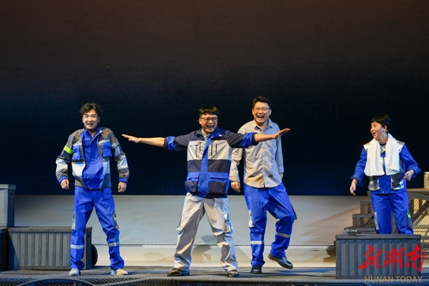 The photo shows artists staging the drama Shenhai Yangniuren. (Photo/Fu Cong and Long Wenyang, Hunan Daily)