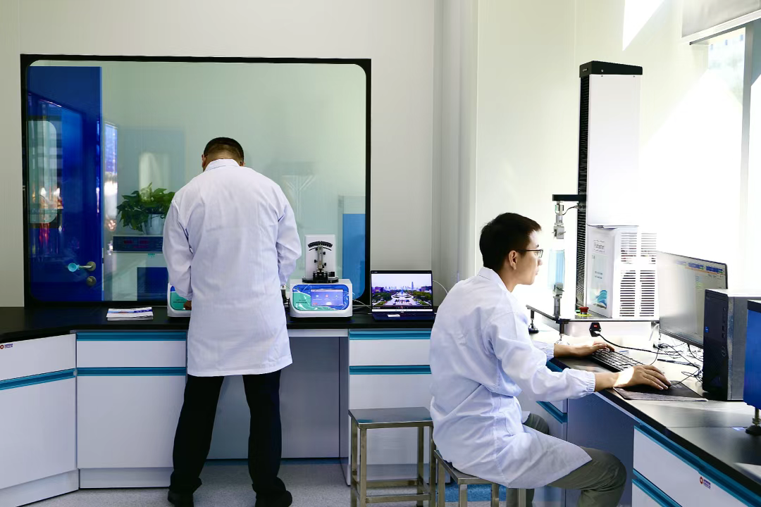 医疗器械实训中心实操室。