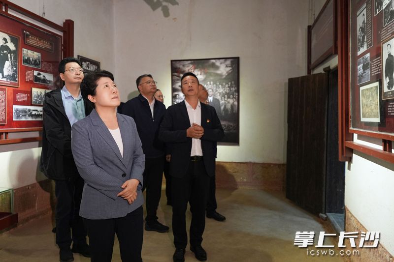 吴桂英在焦达峰故居调研。均为 长沙晚报全媒体记者 郭雨滴 摄