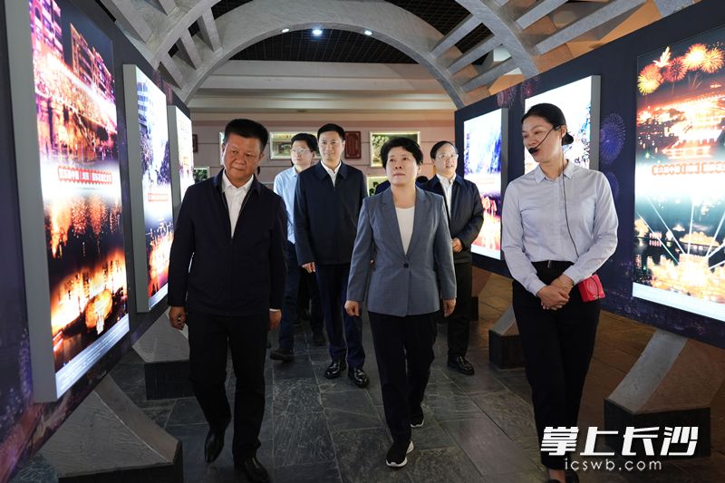 11月11日，省委常委、市委书记吴桂英在浏阳调研乡村振兴工作，来到中国花炮文化博物馆。