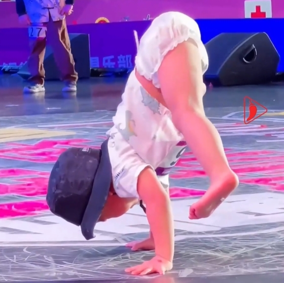 Screenshot from a video by Zhou Shuyi.