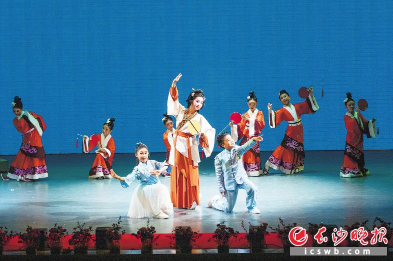 11日晚，第八届湖南艺术节湖南省戏曲进校园启动仪式在省音乐厅举行。 长沙晚报全媒体记者 董阳 摄