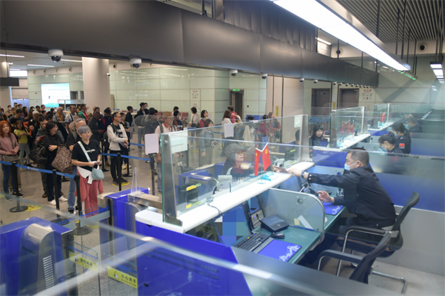 Customs officials at the Changsha Port Exit-Entry Station carry out inspections for inbound tourists. (Photo/Cao Wang)