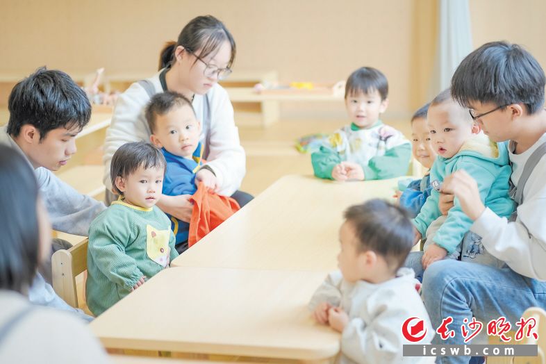 雨花区托育综合服务中心针对不同年龄段婴幼儿设有乳儿班、托小班、托大班，共有100个全日制托位、15个临时性托位。长沙晚报全媒体记者 陈飞 摄