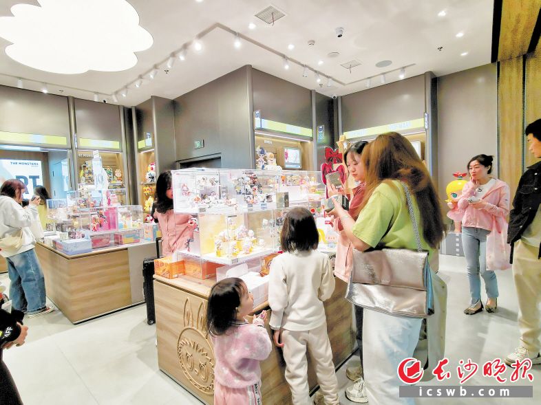 “双11”期间，长沙各大商圈线下实体门店人气爆棚。长沙晚报全媒体记者 陈星源 摄