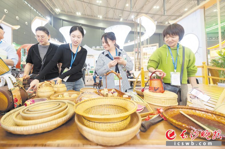 2023年举办的第二十四届中部农博会吸引了专业观众及采购商近3万人次，现场销售额10.1亿元，项目签约总金额达190亿元。资料照片