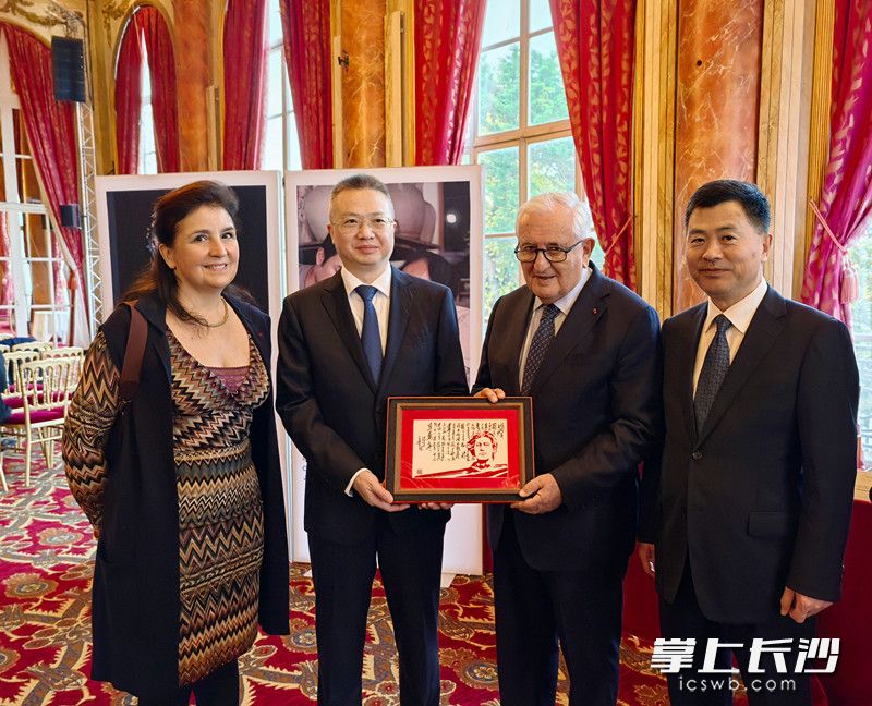 长沙代表团向法方赠送纪念礼物。 长沙代表团向法方赠送纪念礼物。