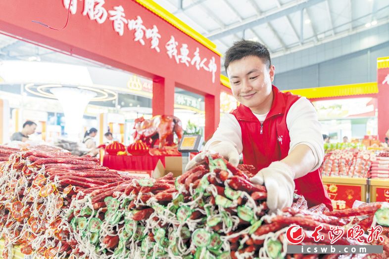 湖南本土品牌精心布展,等待宾客的到来。均为长沙晚报全媒体记者 周数邑 摄 湖南本土品牌精心布展,等待宾客的到来。均为长沙晚报全媒体记者 周数邑 摄