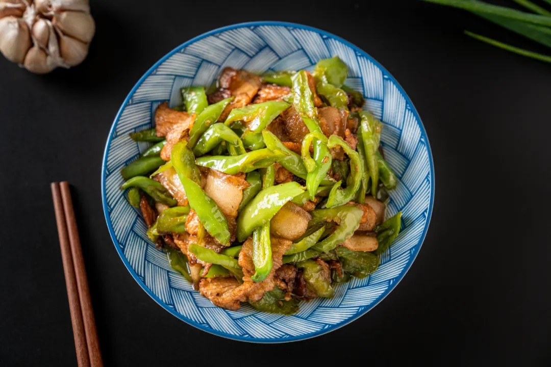 Stir-fried pork with chili peppers.