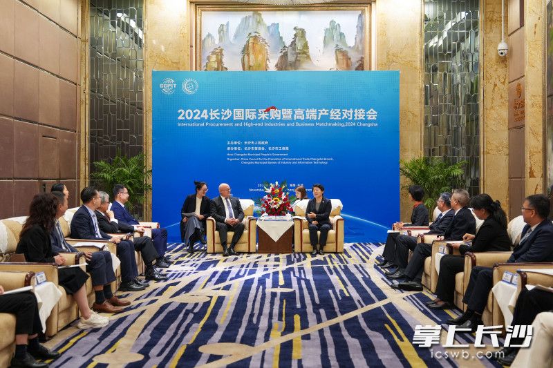 On November 21, Wu Guiying, member of the Standing Committee of the CPC Hunan Provincial Committee and secretary of the CPC Changsha Municipal Committee, met with guests who are attending the 2024 Changsha International Procurement and High-end Industries and Business Matchmaking. (Photo/Guo Yudi)