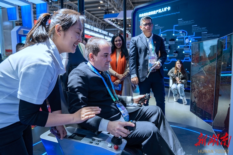 The photo shows audience visiting the CiDi booth.