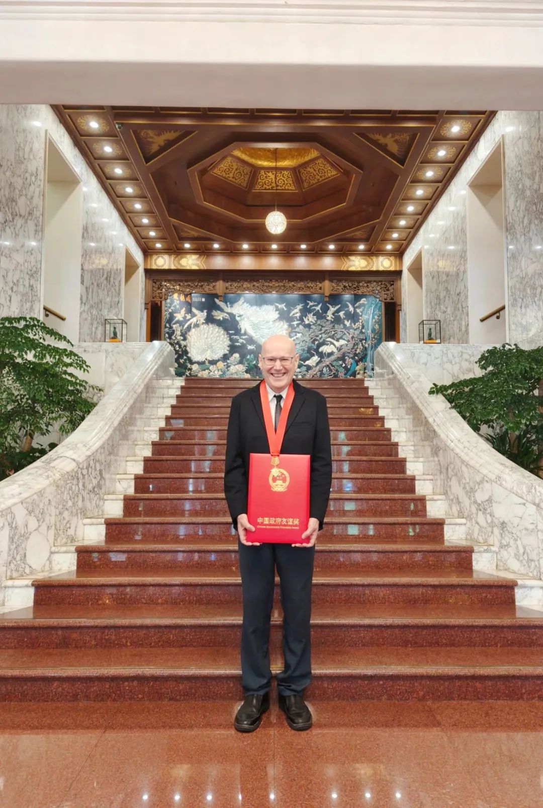 戴彼得荣获2024年度中国政府友谊奖。