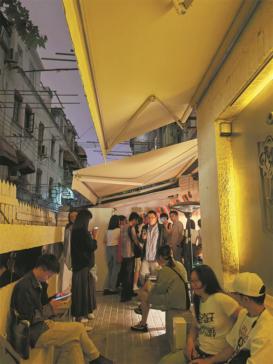 Audiences attend a free academic lecture held at Bunker pub in Shanghai. NIE YUXUAN/FOR CHINA DAILY