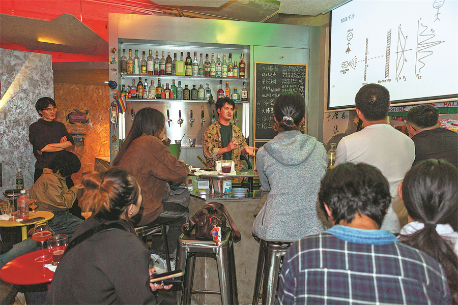 Participants attend an academic lecture held at Bunker on Nov 16. YU ZIXU/FOR CHINA DAILY