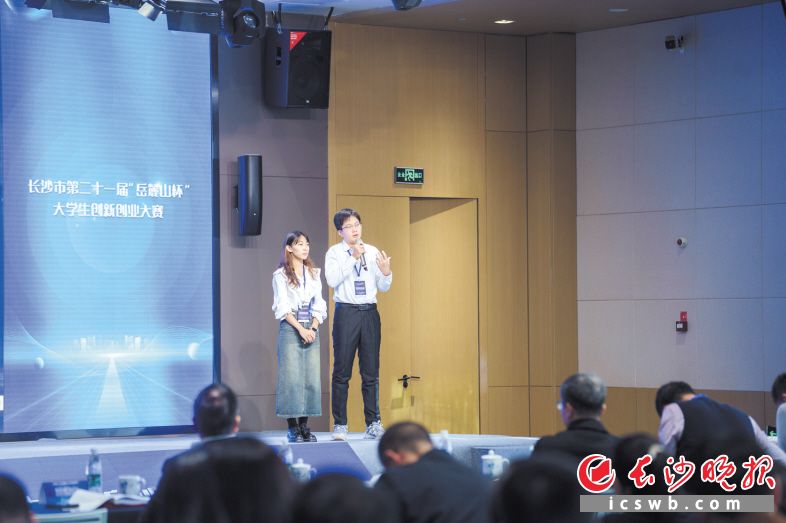 大赛路演现场，曾雨欣（左一）和团队成员回答专家评审提问。长沙晚报全媒体记者 邓迪 摄