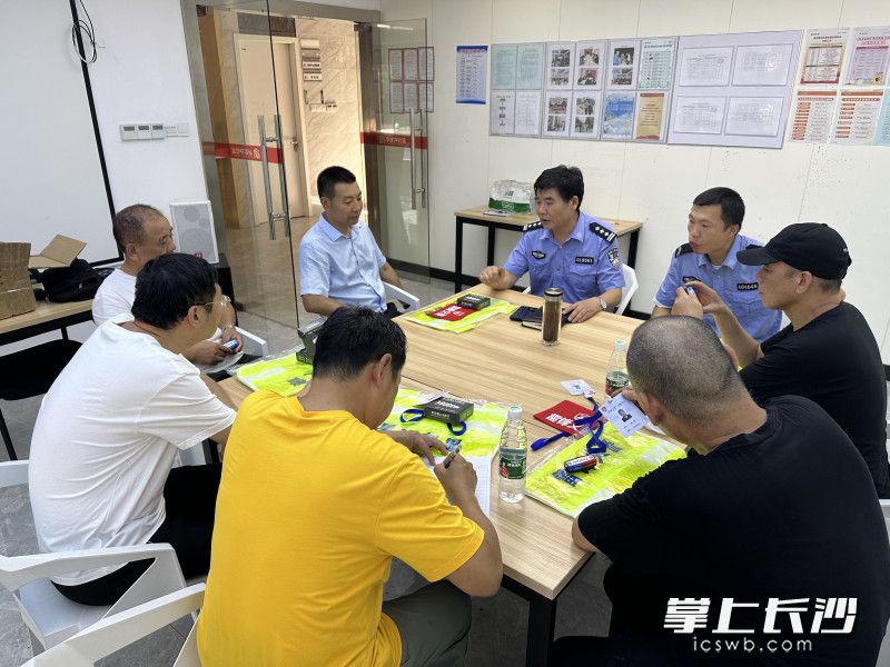四方坪派出所“物业议事会”现场。均为受访者供图