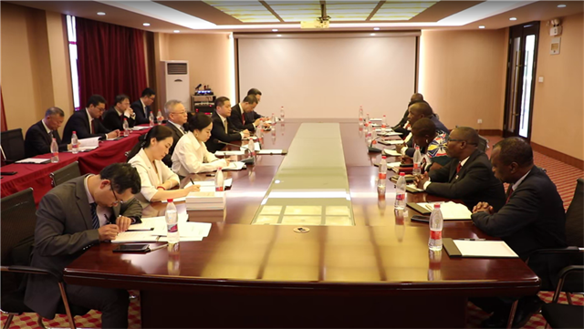 On December 2, Secretary Shen met with MCP Secretary General Richard Banda.