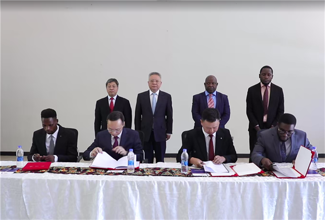 On December 3, Secretary Shen and James Mwenda, DC for Salima witnessed the signing of relevant MOUs.