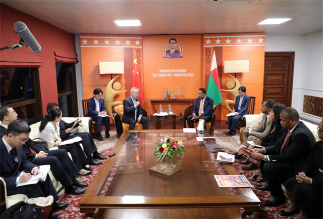 On December 4, Secretary Shen Xiaoming held talks with MAPAR Vice President and National Assembly Vice President Augustin Andriamananoro, and relevant officials of the Government of Madagascar.