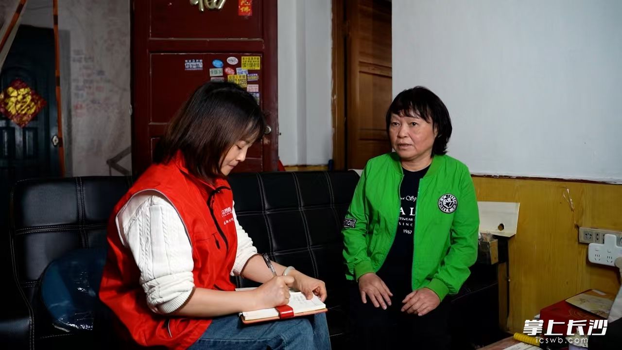 宋桂香正在入户核实困难群众信息。