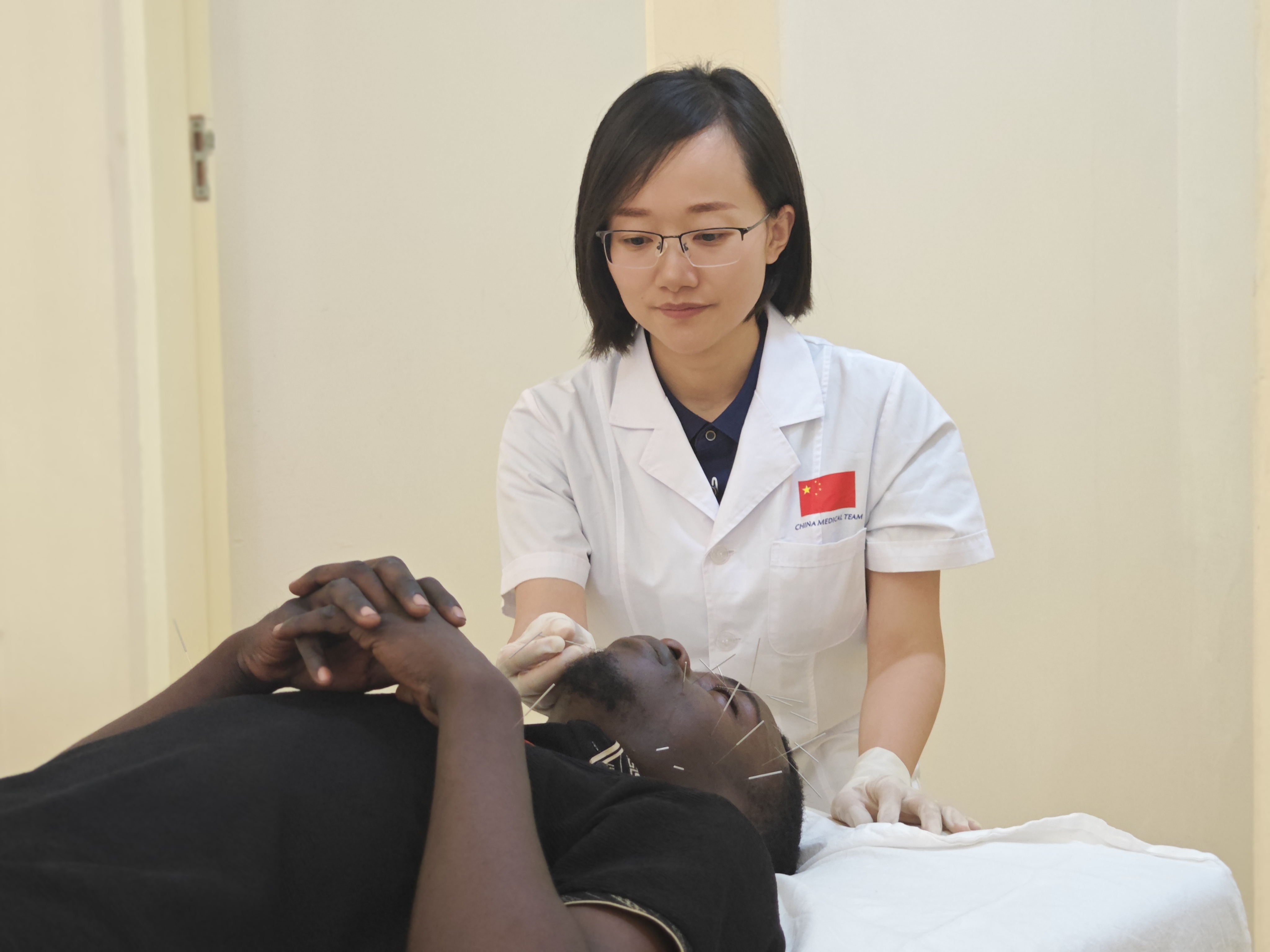 Dr. Hu Sha is treating patients.(Photo by interviewee)