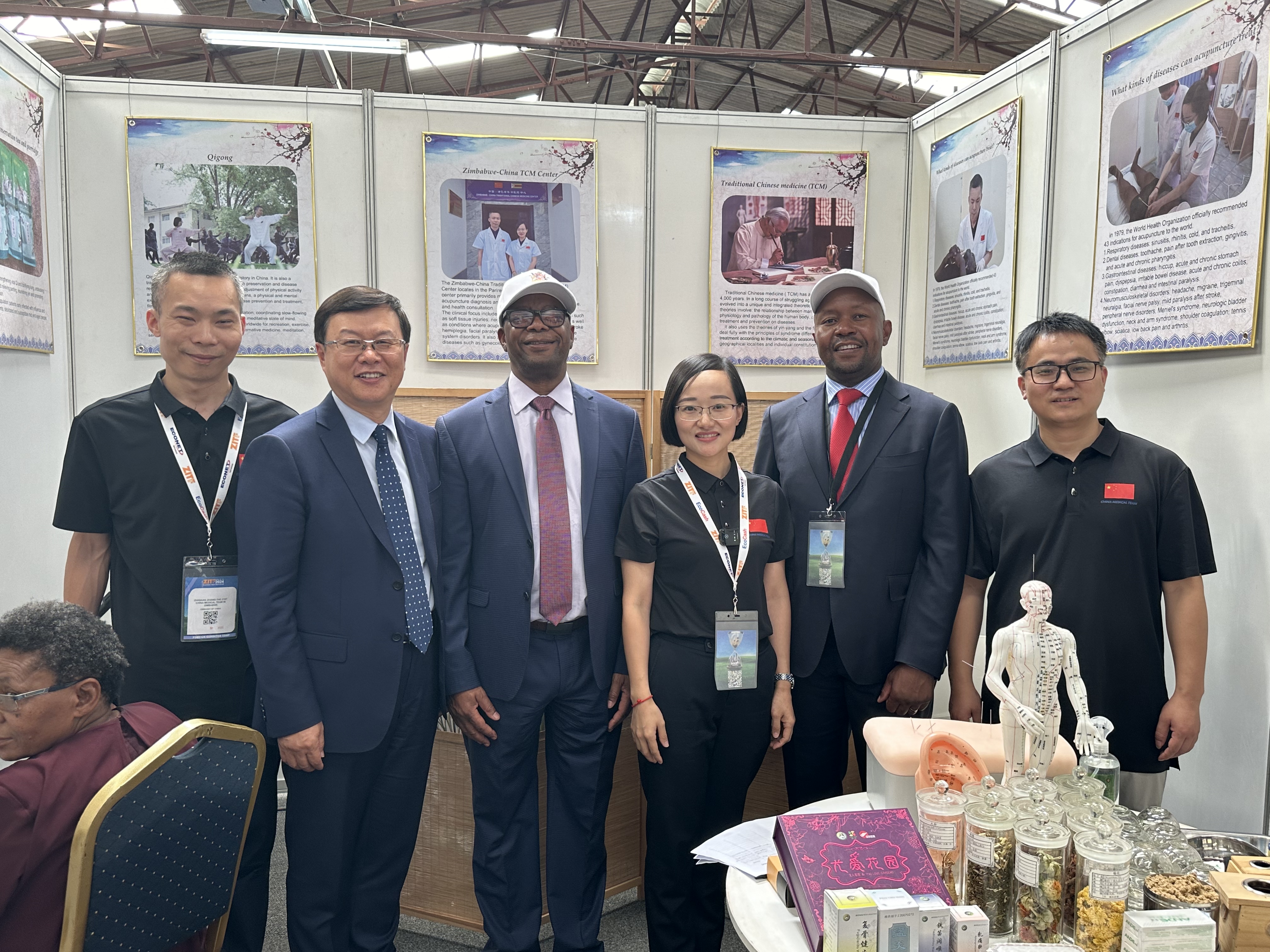 Hu Sha(3rd R) and her partners received visitors in the Traditional Chinese Medicine exhibit booth at the China Pavilion of the Zimbabwe International Trade Fair.