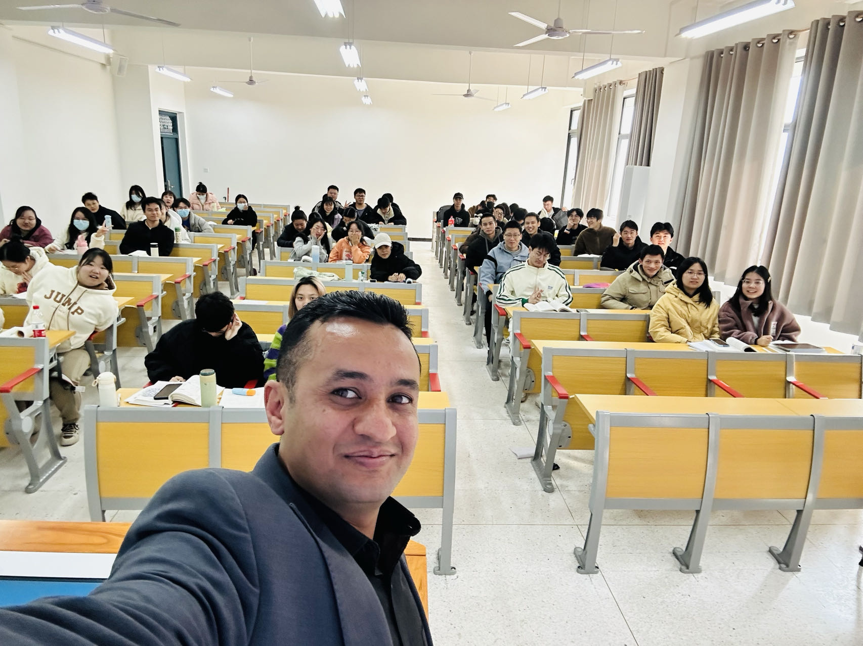 荷西与学生们合影。