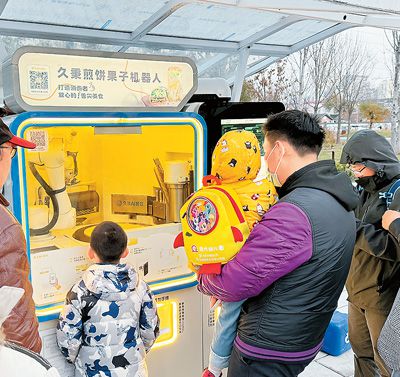 A robot makes Jianbingguozi, or pancakes rolled with a crisp fritter, in a park in Beijing. (Photo courtesy of the interviewee)