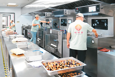 AI-powered cooking robots work in the kitchen of a restaurant in Jiangyin city, east China's Jiangsu Province. (Photo courtesy of the interviewee)