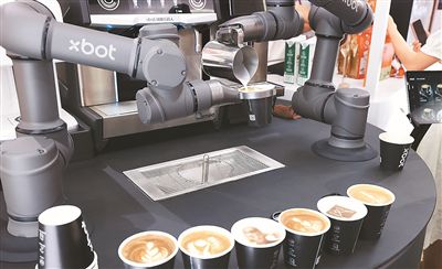 An automatic coffee machine makes coffee for visitors at the fourth China International Consumer Products Expo (CICPE) in Haikou, capital city of south China's Hainan Province. (Xinhua/Yang Guanyu)