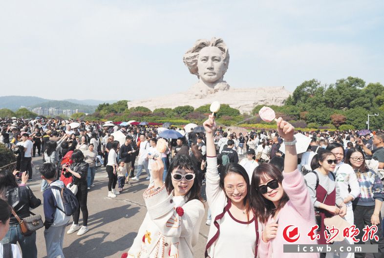 游客们竞相与毛泽东青年艺术雕塑合影。长沙晚报全媒体记者 邹麟 摄