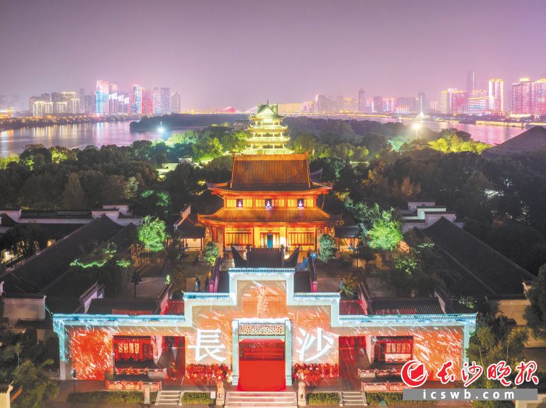 华灯初上，橘子洲拱极楼及江神庙区域的绚烂灯光被逐一点亮，与湘江两岸楼宇的灯光交相辉映。长沙晚报全媒体记者 邹麟 摄