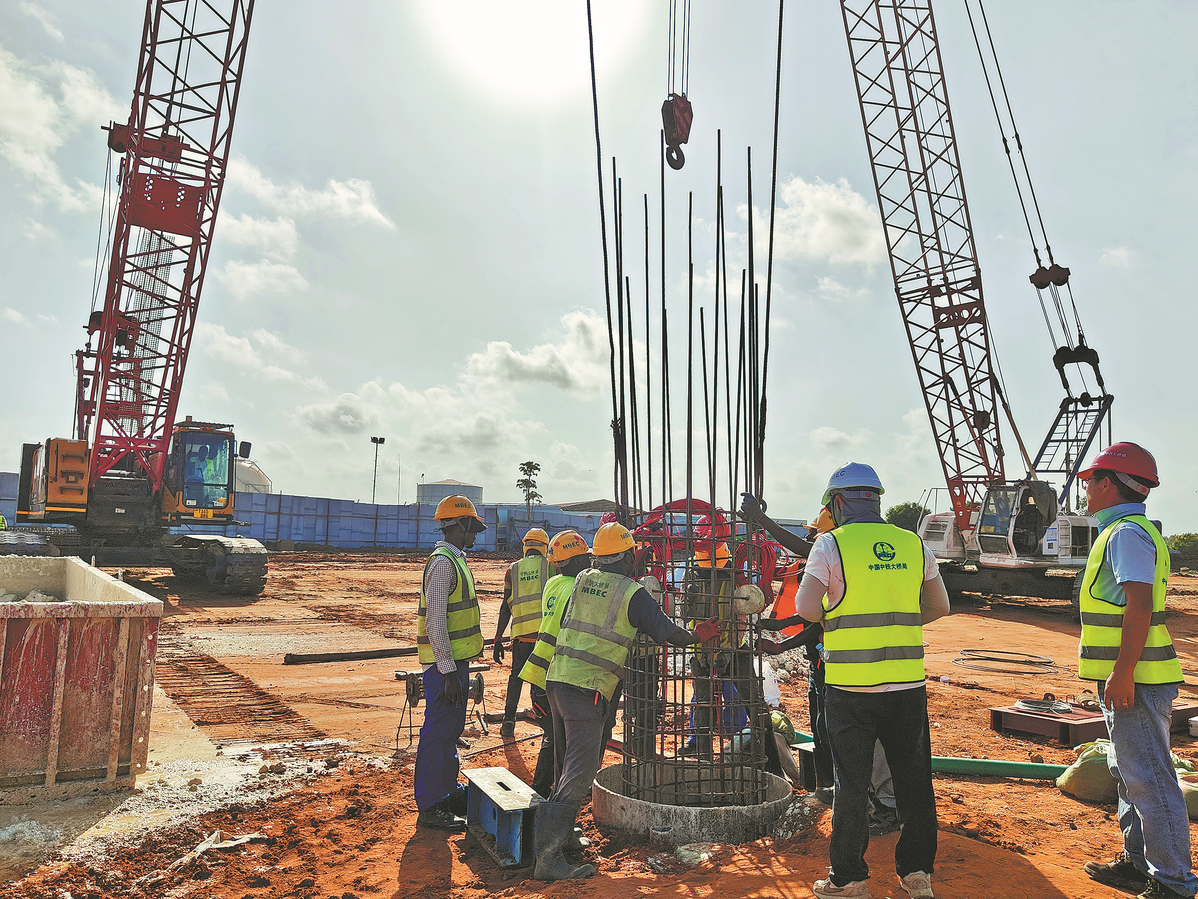Employees from China Railway Major Bridge Engineering Group work on the key oil storage tank project at Dar es Salaam Port in Tanzania. [Photo/China Daily]
