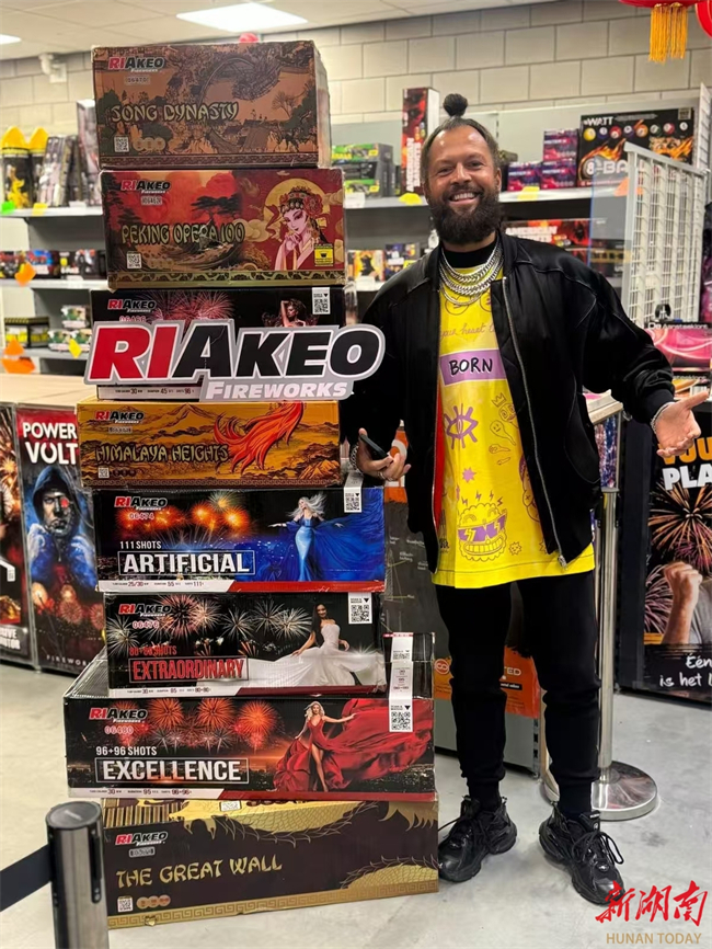A Dutch internet-celebrity purchases a stack of Liuyang-made fireworks products. 