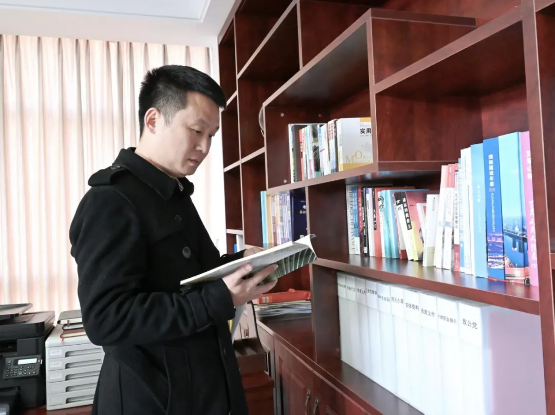 日常工作中，周坤会阅览相关书籍为建议提出作准备。长沙人大融媒体中心记者 张圣贺 摄