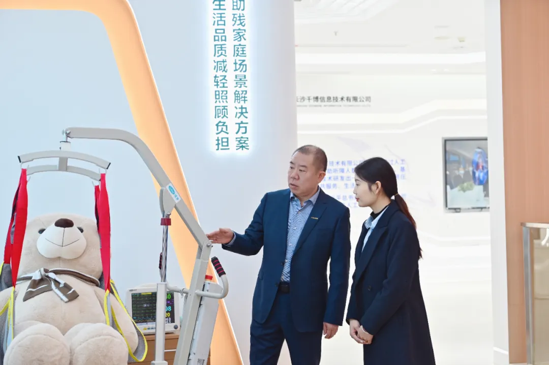 魏先军与员工探讨适老产品完善方案。均为长沙人大融媒体中心记者 张圣贺 摄