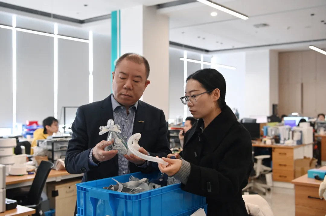 魏先军与员工一道对产品进行全面细致的检查。