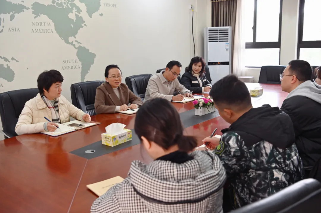 朱爱朝与老师们针对当前教育发展趋势，就育人相关建议展开了热烈且深入的探讨。