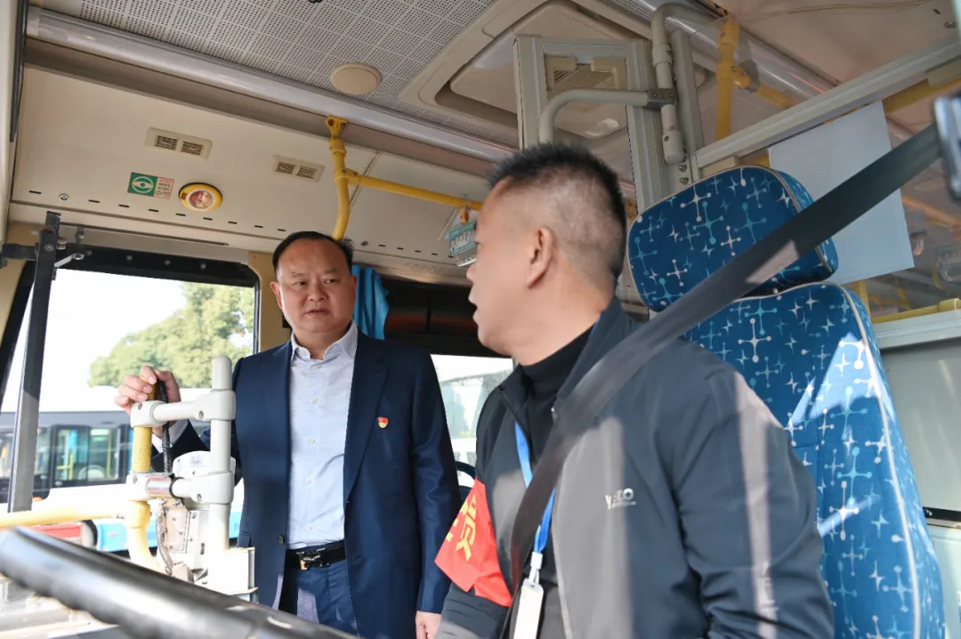 彭红光与公交车驾驶员深入交流，听取有关意见和建议。
