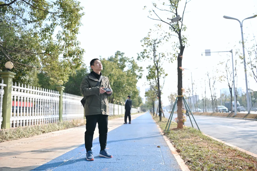 小小的无人机，是陈树调研了解道路交通状况的好帮手。均为长沙人大融媒体中心记者 张圣贺 摄