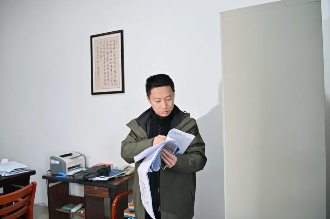 为提出高质量的代表建议，陈树查阅了大量的资料。